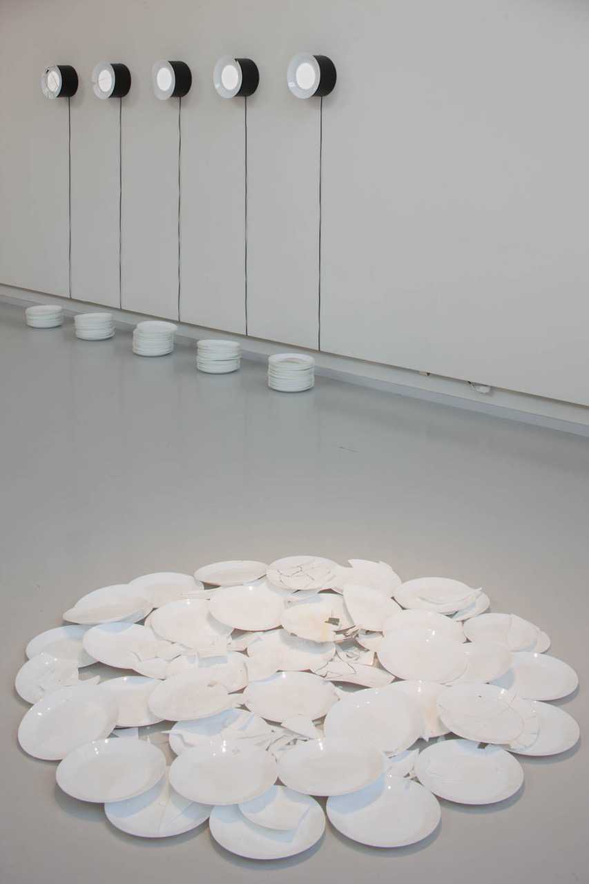02-Installation Memories-5 supports lumineux et 200 assiettes.jpg